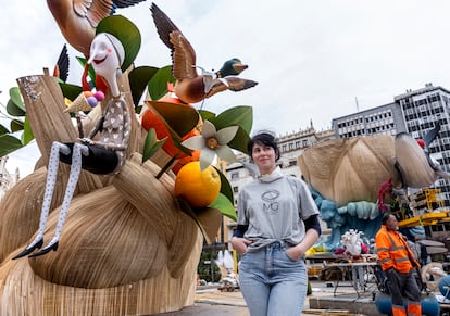 La ilustradora valenciana Marina Puche, autora junto al artista Vicent García, de la Falla Municipal de este año. Es la primera mujer que firma la falla del Ayuntamiento.