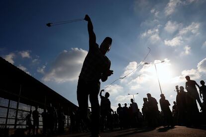 Un manifestante palestino lanza una onda durante una protesta en la franja de Gaza.