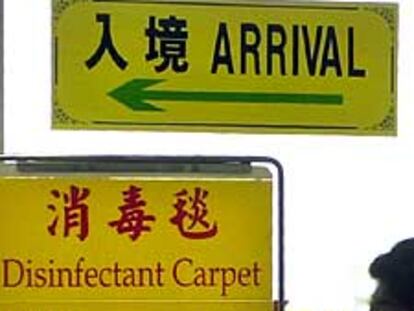 El aeropuerto de Hong Kong ha tomado medidas para desinfectar a los pasajeros de vuelos en los que se haya detectado enfermos de neumonía.