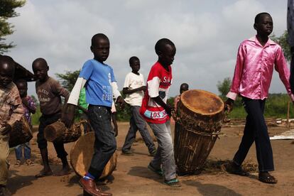 Los niños llevan los tambores para el servicio dominical de la iglesia del campo de refugiados de Gorom en el que los refugiados del pueblo anuak se esfuerzan por hacer una vida normal a pesar de la escasez de recursos.