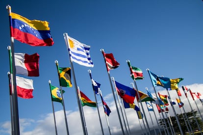 Banderas de las naciones de la comunidad de Estados latinoamericanos y caribeños en San José, Costa Rica.