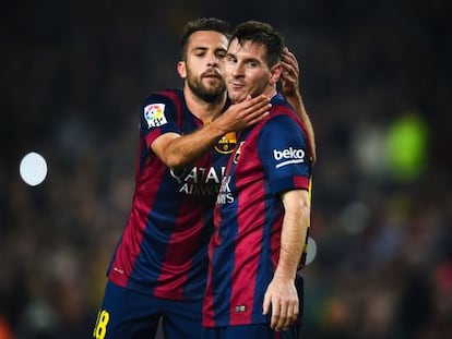 Jordi Alba felicita a Messi tras superar el r&eacute;cord de Zarra.