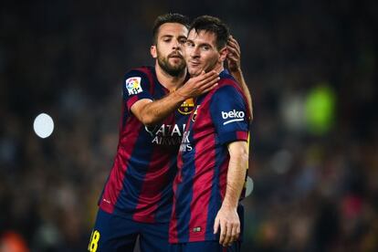 Jordi Alba felicita a Messi tras superar el r&eacute;cord de Zarra.