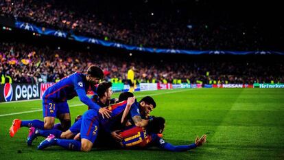 Los jugadores del Barcelona celebran el sexto gol del equipo.