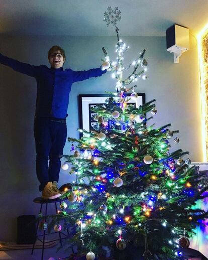 El cantante británico Ed Sheeran compartió con sus más de 17 millones de seguidores en Instagram su árbol de Navidad.