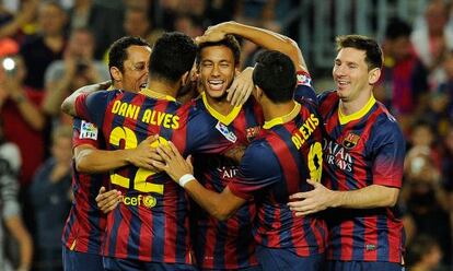 Los jugadores del Barça abrazan a Neymar tras un gol.