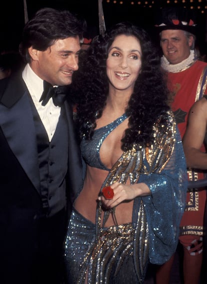 Pero aunque el desfile de modelos semanal que protagonizaba en The Cher Show hubiese acabado, ella continuó siendo fiel al Bob Mackie durante varios años más. Aquí la podemos ver en 1977 llegando a los premios Joseph Andrews con su pareja del momento, Nick Grant. 