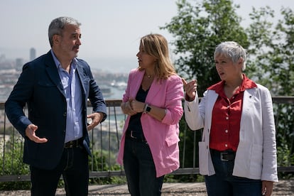 Los candidatos Jaume Collboni (PSC), Eva Parera (Valents) y Anna Grau (Ciutadans), conversan antes de la foto de grupo de los alcaldables por Barcelona.