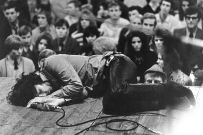 Jim Morrison tumbado en el escenario en un concierto de The Doors de 1968 en Alemania.