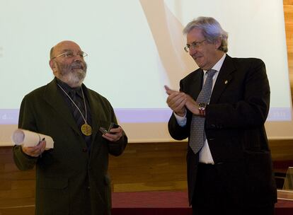 Luis de Pablo sonríe satisfecho mientras Pedro Miguel Etxenike aplaude durante la sesión de ayer, en Pamplona.