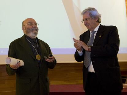 Luis de Pablo sonríe satisfecho mientras Pedro Miguel Etxenike aplaude durante la sesión de ayer, en Pamplona.