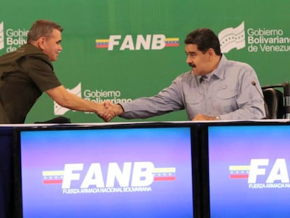 Nicolás Maduro, a la derecha, a estrecha la mano del ministro de Defensa, Vladímir Padrino, la semana pasada. 
 
