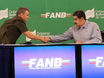 Nicolás Maduro, a la derecha, a estrecha la mano del ministro de Defensa, Vladímir Padrino, la semana pasada. 
 