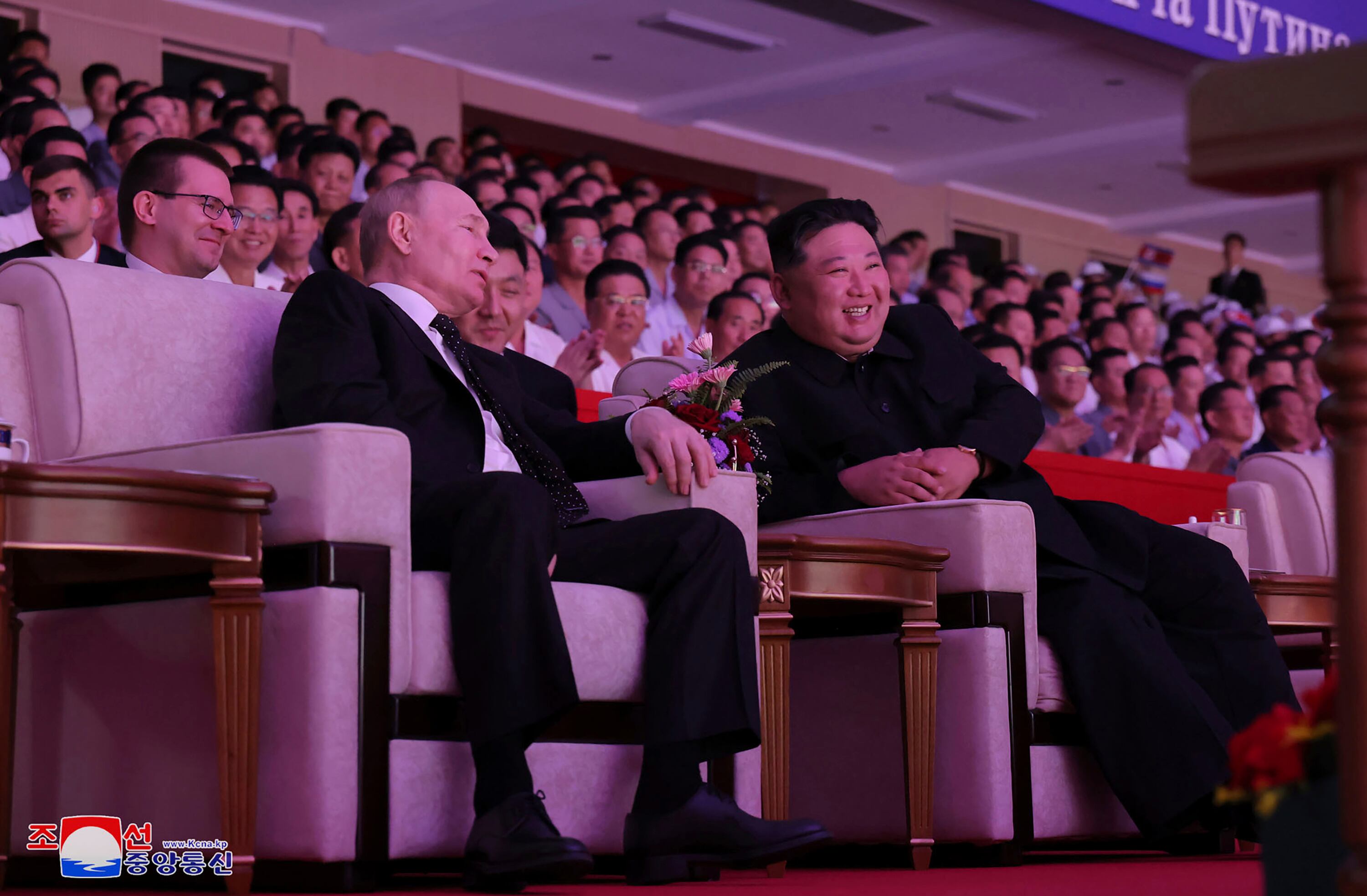 Los líderes ruso y norcoreano asisten a un concierto de gala en Pyongyang, el miércoles.