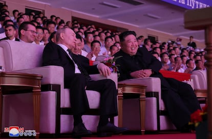 Los líderes ruso y norcoreano asisten a un concierto de gala en Pyongyang, el miércoles.