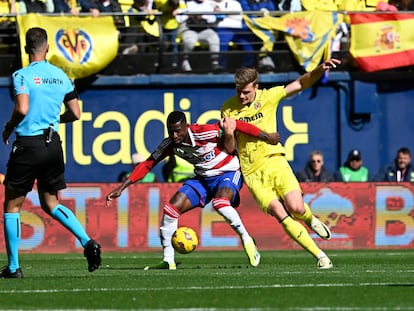 Acción durante el Villarreal-Granada de este domingo.