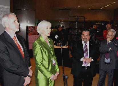 El Rector General de la Universidad de Guadalajara, Marco Antonio Cortés; el Presidente de la FIL, Raúl Padilla; la Directora de la FIL, Nubia Macías; el periodista y escritor Juan Cruz y la Vicerrectora de Extensión Universitaria, María José Toro, en la inauguración de fotografías de ganadores del Cervantes en la FIL