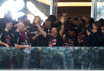 Fernando Carro, director ejecutivo del Leverkusen, abre los brazos rodeado de los jugadores, durante la celebración del título en el Bay Arena.