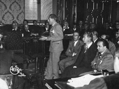 Lluís Companys, el maig del 1935, declarant davant el Tribunal de Garanties Constitucionals pels Fets d’Octubre del 1934. Asseguts, Joan Lluhí, Martí Esteve i Ventura Gassol. 