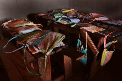 Bolsas hechas con sacos de arroz que utilizan los menores para ir a la escuela. También se usan como esterillas para sentarse en algunas escuelas que no disponen de mesas ni sillas para dar la clase.