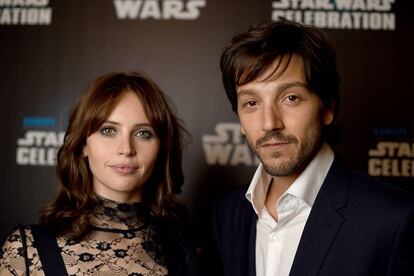 Felicity Jones y Diego Luna, en la convención en Londres.