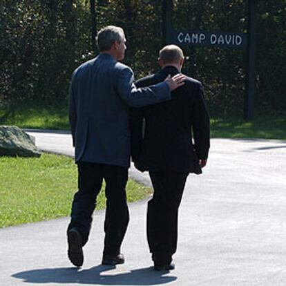 Bush y Putin, durante un paseo ayer por las afueras de la residencia presidencial de Camp David.