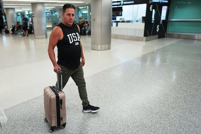 Un hombre llega desde Cuba al Aeropuerto Internacional de Miami, este lunes.