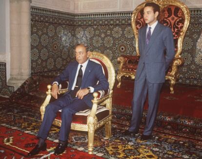 El fallecido rey Hassan II de Marruecos y su hijo, el príncipe Sidi Mohamed, en una audiencia en 1986.
