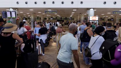Passengers waiting to check into a flight to the UK in Tenerife a day after the quarantine announcement. 