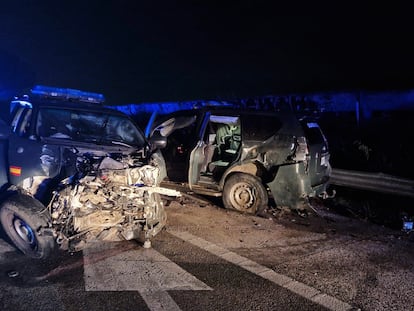 Los vehículos afectados en el accidente en el que un tráiler ha arrollado a varios vehículos en un control de la Guardia Civil a la altura de Los Palacios (Sevilla).