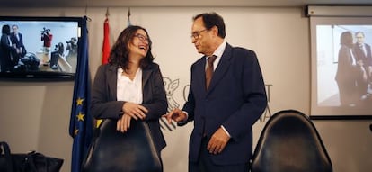 La vicepresidenta Mònica Oltra y el consejero de Hacienda, Vicent Soler, tras el pleno del Consell que ha aprobado las cuentas de 2016.
