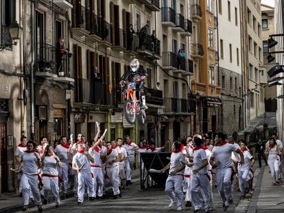 Dani Torres con sus acrobacias ein Pamplona.