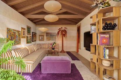 Sala de televisión de la villa principal.