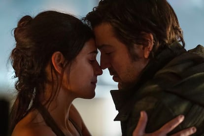 Bix Caleen (Adria Arjona) y Andor (Diego Luna), en una imagen de la nueva temporada de 'Andor'.