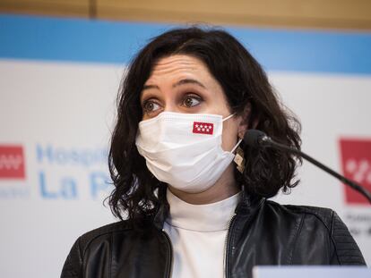 La presidenta de la Comunidad de Madrid, Isabel Díaz Ayuso comparece en rueda de prensa después de su visita al Hospital Universitario La Paz, a 6 de abril de 2021, en Madrid (España). El proyecto definitivo de reforma del hospital ha sido aprobado recientemente por el Consejo de Gobierno regional en el marco del Plan de modernización de infraestructuras hospitalarias de la región.
06 ABRIL 2021;HOSPITAL;COMUNIDAD DE MADRID;ENFERMOS;COVID;HOSPITALIZACIÓN;12 DE OCTUBRE
A.Martínez Vélez. POOL/Europa Press
06/04/2021