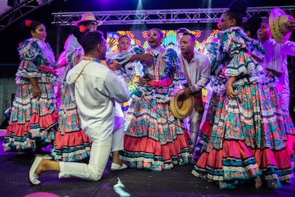 Los integrantes de la Asociación Cultural Ibsen Díaz rinden un emotivo tributo a la memoria de Wanda Lara Zapata a través de la danza, durante la apertura de la novena edición del Festival en Riofrío, Zona Bananera, Magdalena, el 18 de agosto de 2023.