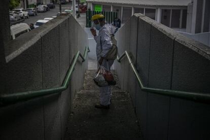 Un hombre vestido con un traje protector sale del área covid-19 del Hospital Gabriel Mancera esta Nochebuena.