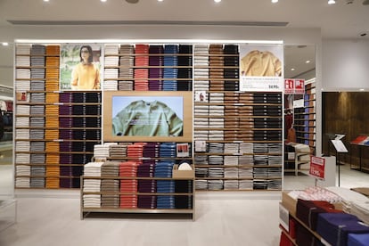 A diferencia de algunos de sus rivales, Uniqlo apuesta por llenar su tienda de una gran cantidad de producto, incluidos sus jerséis, uno de sus productos enseña.