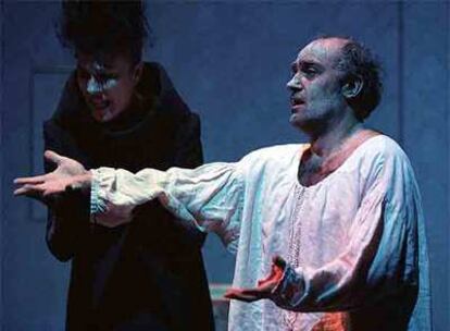 Ensayo de &#39;El rey se muere&#39;, de Ionesco, en el Teatro de La Abadía, de Madrid, en 2004.