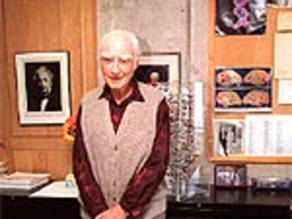 Francis Crick, en su despacho del Instituto Salk.