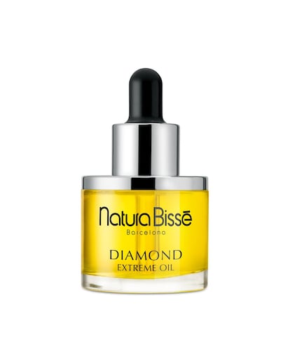 Diamond Extreme Oil de Natura Bissé está pensado para aplicarse después del sérum y antes de la crema habitual. Está formulado a base de una combinación de aceites de chía, amaranto y caléndula y omega 5, renovando la piel y nutriéndola en profundidad.