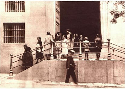 Cigarreras a la salida de la fábrica, en la calle de Embajadores, en una imagen del periódico 'Crónica', en su edición del 31 de mayo de 1931. / Biblioteca Nacional.