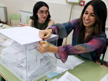Los miembros de una mesa electoral en Madrid se disponían a iniciar el recuento de votos tras el cierre de los colegios el domingo.