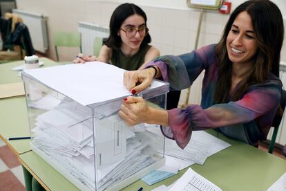 Los miembros de una mesa electoral en Madrid se disponían a iniciar el recuento de votos tras el cierre de los colegios el domingo.