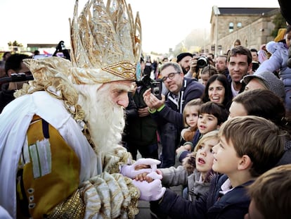 El Rey Melchor saluda a los niños que han acudido a recibirle en el puerto de Barcelona antes de la cabalgata.