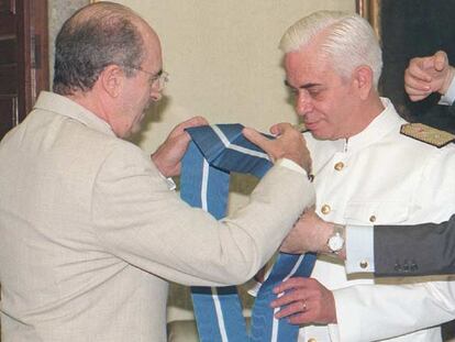 Juan Antonio Martínez-Esparza es condecorado por Abel Matutes.
