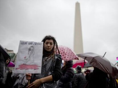 Familiares de vítimas relatam as trágicas histórias por trás do protesto contra os assassinatos de mulheres na Argentina