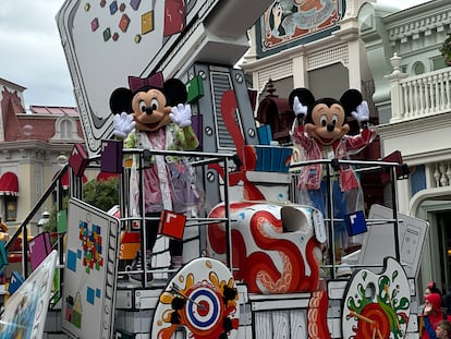 Mickey y Minnie saludando durante uno de los desfiles que se celebran cada día en Disneyland.