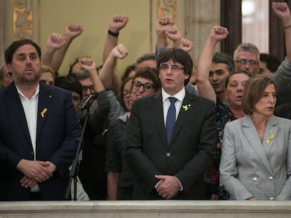 Oriol Junqueras, Carles Puigdemont y Carme Forcadell, el 27 de octubre de 2017, tras la proclamación de independencia.