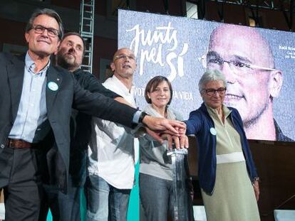 Catalan premier Artur Mas (left) kicks off the campaign with other members of the Junts pel Si bloc.